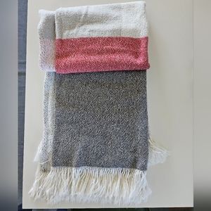 Texteis de Pinedo Blanket Throw